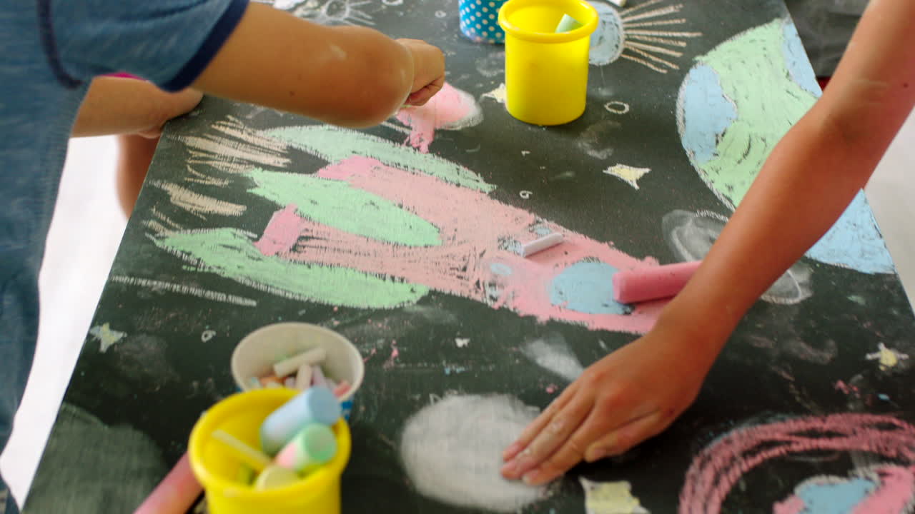 niños creando arte con tiza