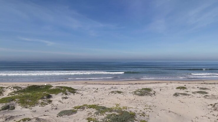 Drohnenaufnahme von Stiver Strand State Beach und Wellen des Pazifischen Ozeans, Kalifornien USA