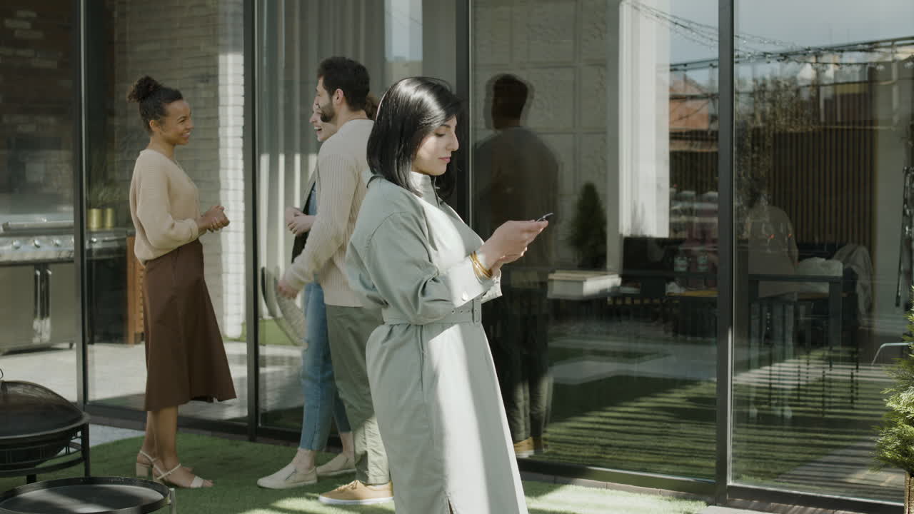 한 어린 소녀가 친구에게 집에서 환영의 포옹을 합니다.