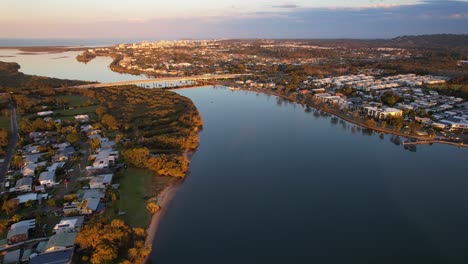 aérea hacia el puente de talep a través del río maroochy al atardecer en queensland, australia
