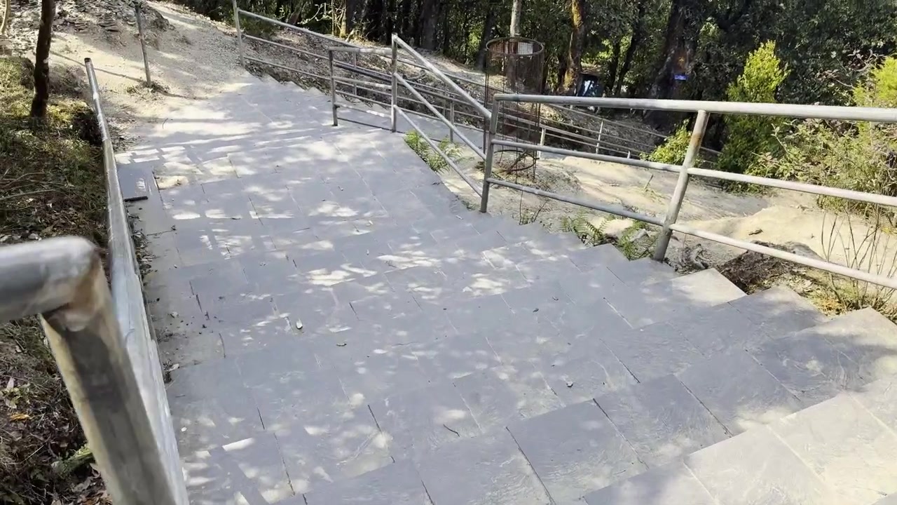 Video che mostra una vecchia scalinata in pietra con texture dettagliata e una costruzione tradizionale di sentieri in Nepal