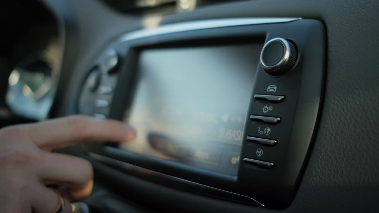 자동차 인포테인먼트 시스템을 사용하는 사람