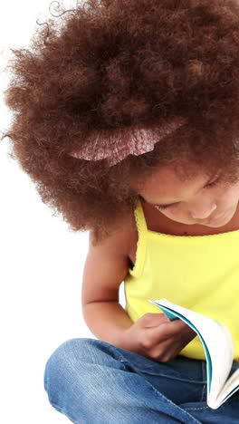 una niña leyendo un libro