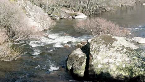 bach des flusses esla in der gegend von sanabria