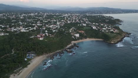 vista aérea en ángulo de altura de puerto escondido méxico surfista punto de viaje destino océano mar drone metraje