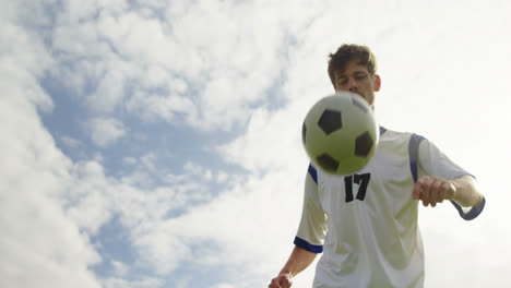 Jugador-De-Fútbol-Haciendo-Malabarismos-Con-Una-Pelota-De-Fútbol