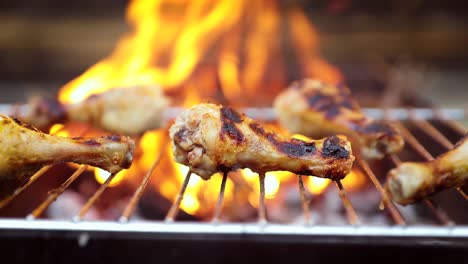 Gegrilltes-Hähnchen-Vom-Grill,-Am-Feuer-Zubereitet