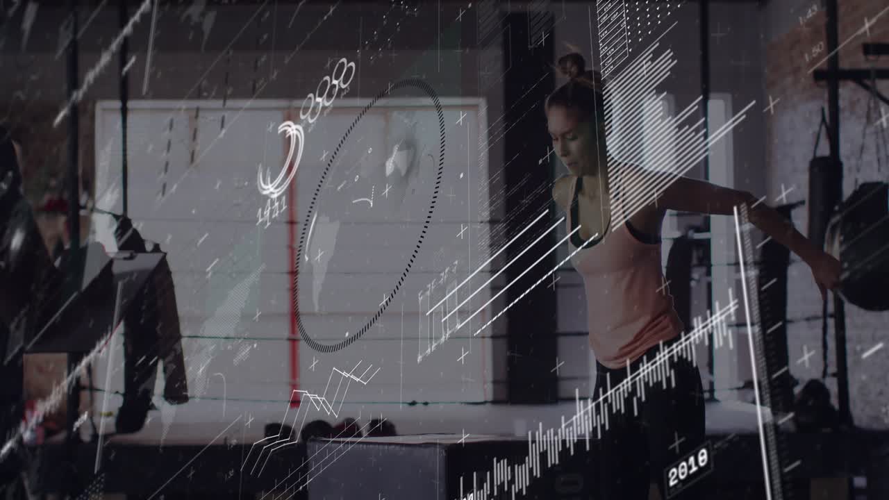 Kvinde tapper på smartwatch, der viser animerede diagrammer, mens hun laver cable squat med træneren observerende.