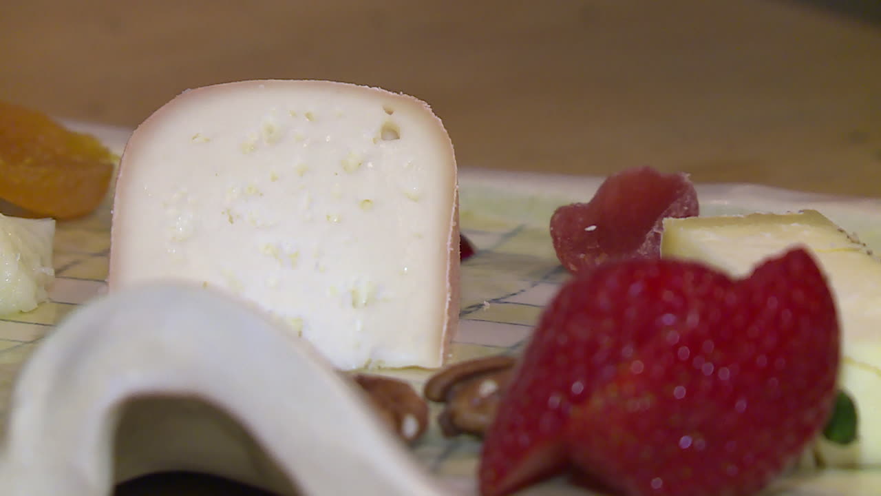 치즈와 과일 접시