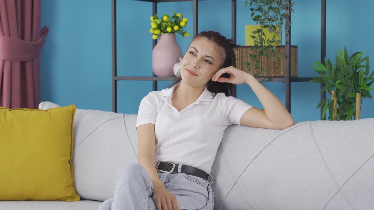 긍정적인 젊은 여성 행복하고 미소 짓고.