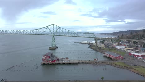 El-Puente-Astoria-Megler-En-Astoria,-Oregón,-Estados-Unidos,-Vista-De-Drone