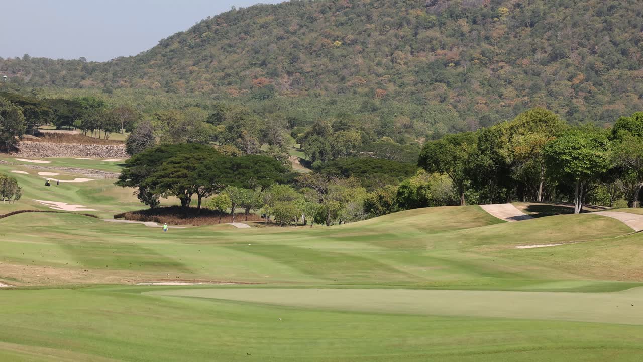 조용한 골프 코스 풍경의 광경