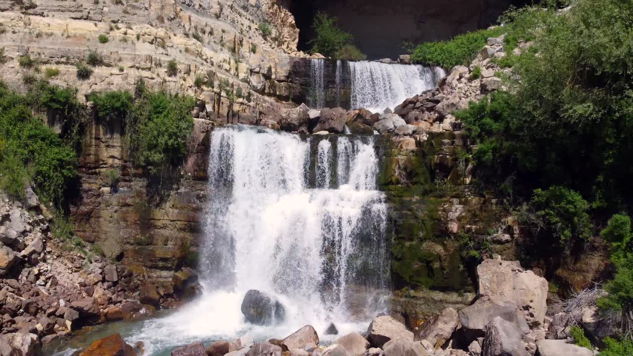 hermosa cascada rocosa en el líbano por una cueva -ascenso aéreo