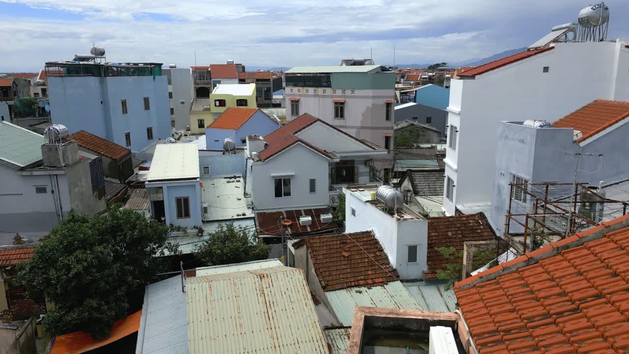 화창한 날 베트남 호이안 도시 옥상의 드론 샷