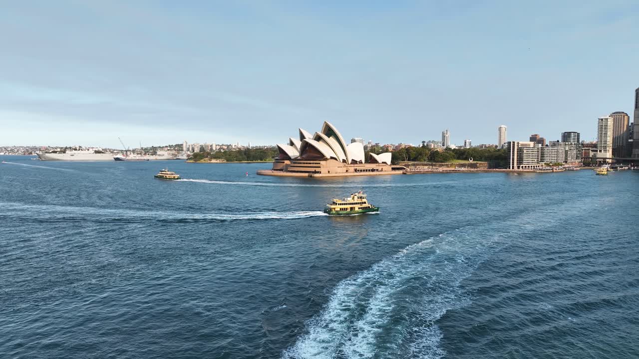 오스트레일리아 의 랜드마크 인 시드니 오페라 하우스 와 그 아래 에 있는 여객 페리 들 의 놀라운 공중 접근 사진