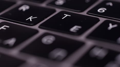 primer plano de un teclado de portátil