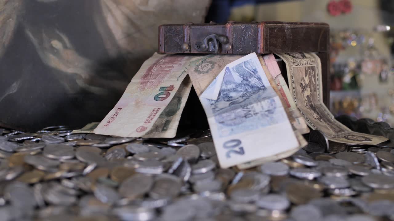 돈 더미, 오래된 동전, 지폐가 있는 보물 상자, 세련된 골동품 상점 디스플레이