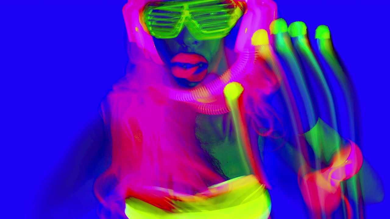 mujer joven resplandor bailando 17