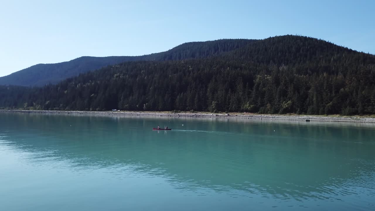 빙하의 푸른 물에서 카약을 타는 사람들