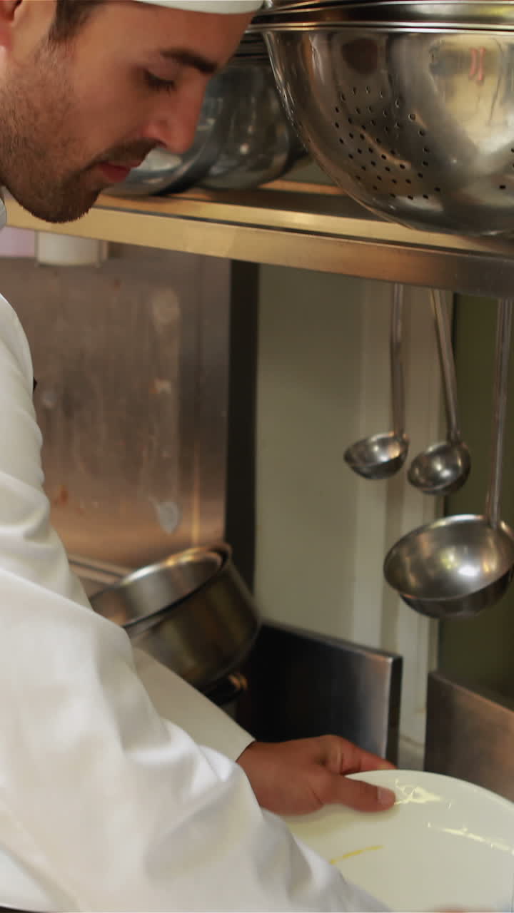 el guapo chef limpiando platos.