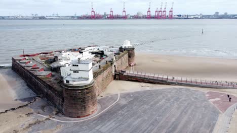 Fort-Perch-Rock-New-Brighton-Sandstein-Küstenverteidigung-Batteriemuseum-Schälen-Hafenkräne-Luftaufnahme-Dolly-Nach-Vorne-Links