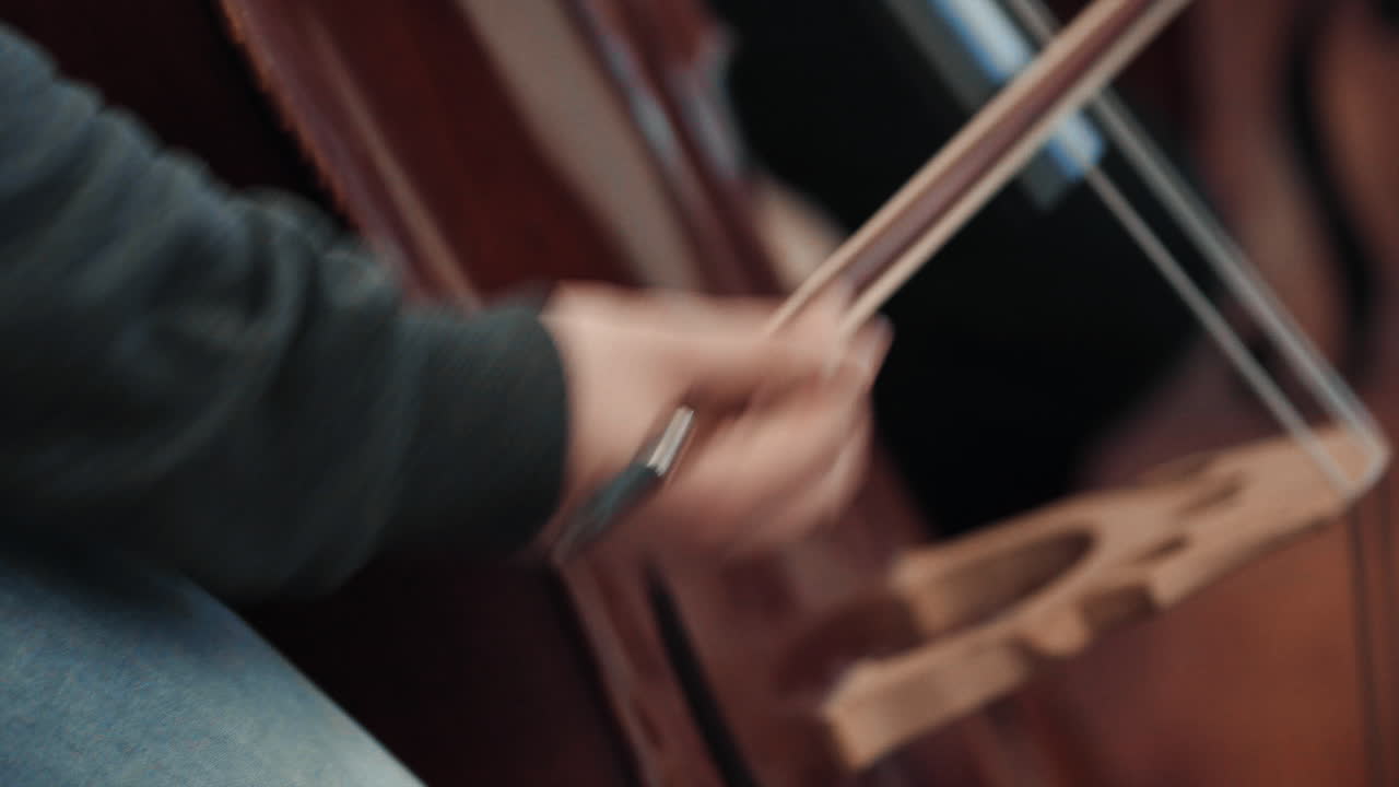 音樂家在小提琴大提琴上彈弓