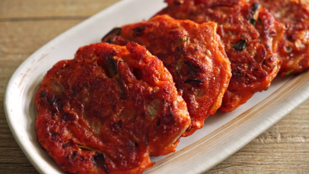 한국 김치 팬케이크 또는 김치전 - 계란, 김치, 밀가루 튀김 - 한국 전통 음식 스타일