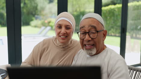 una pareja de ancianos haciendo una llamada de video