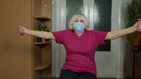 Mujer-Caucásica-De-Edad-Avanzada-Haciendo-Pesas-De-Levantamiento-De-Pesas-Haciendo-Ejercicio-En-Casa-Durante-El-Coronavirus