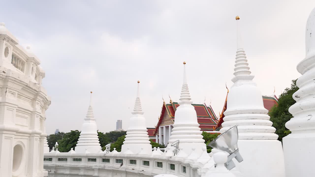 방의 wat prayur wongsawat의 조용한 탐험, 부드러운 낮빛 아래 놀라운 건축물과 평화로운 주변을 보여줍니다.