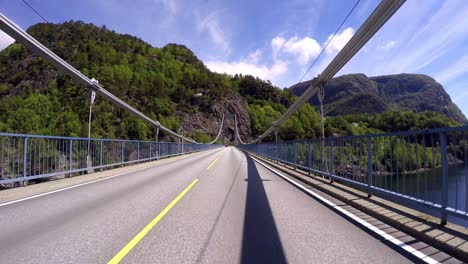 Autofahren-Auf-Einer-Straße-In-Norwegen