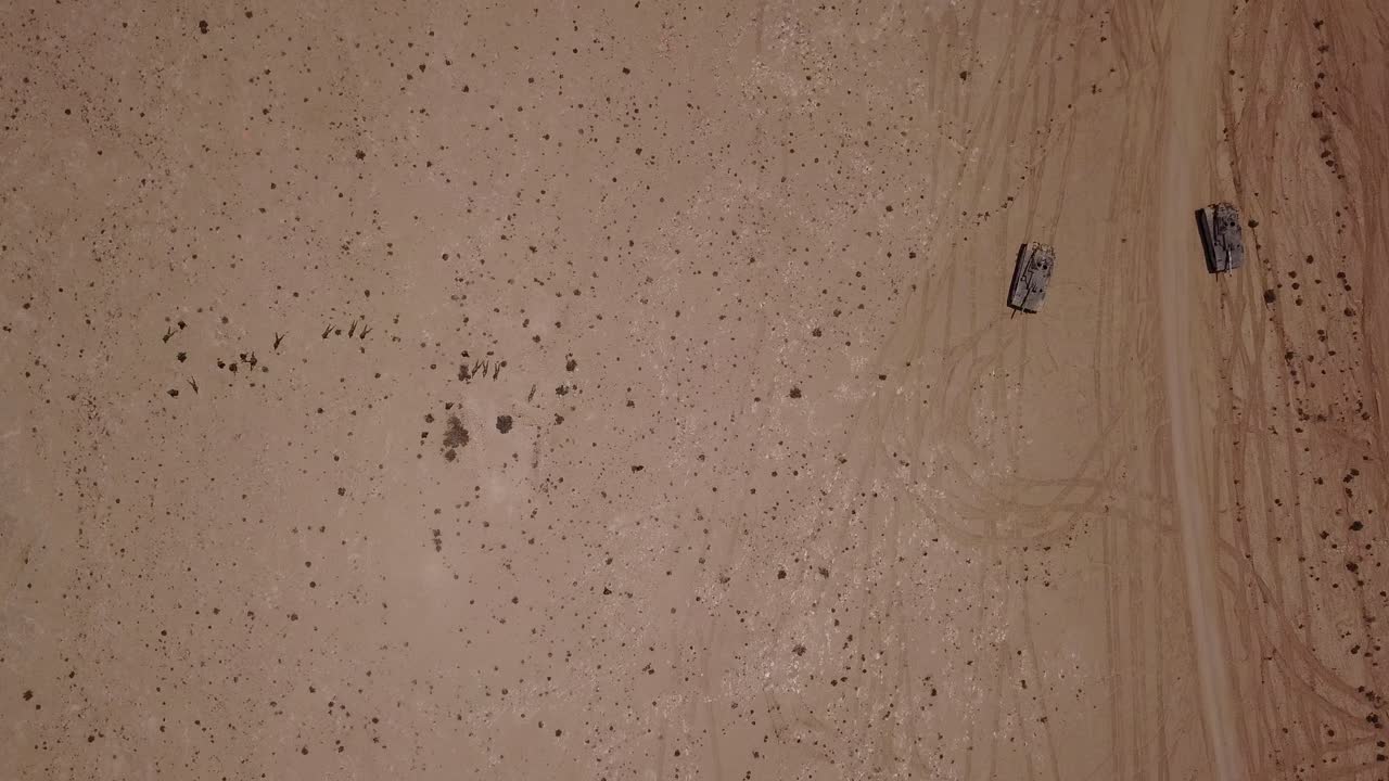 사막에서 탱크와 전투를 훈련하는 이스라엘 군대의 평면도