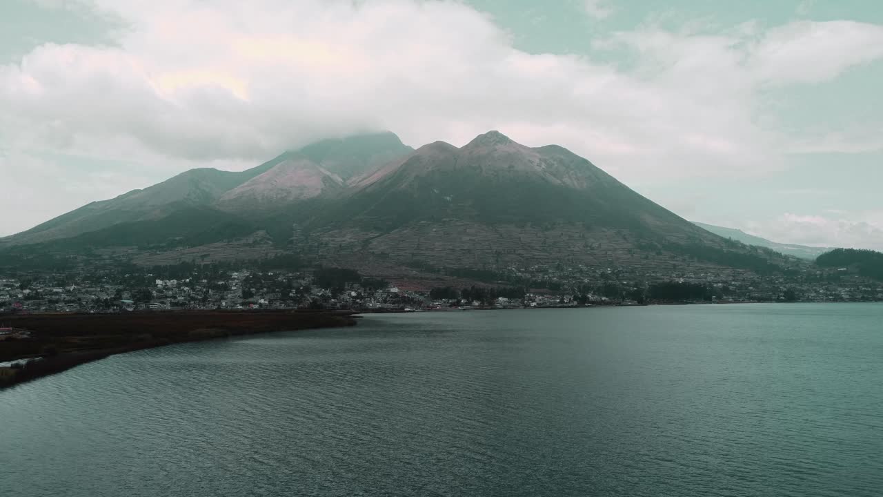 vuelo aéreo sobre el lago san pablo con vista al volcán imbabura en el fondo