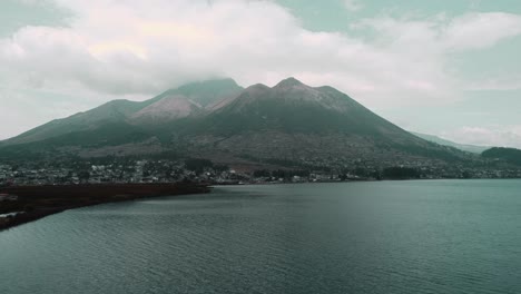 Antenne-Fliegt-über-Den-See-San-Pablo-Mit-Blick-Auf-Den-Vulkan-Imbabura-Im-Hintergrund