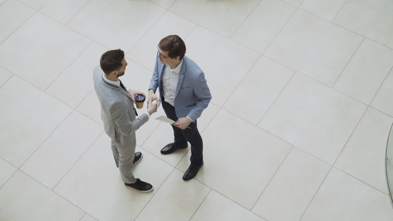 hombres de negocios en conversación