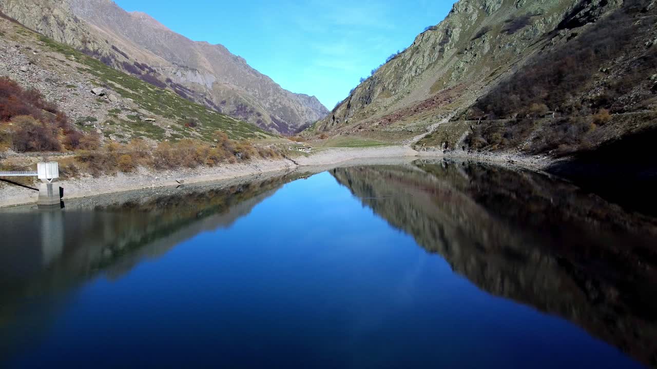 산 배경, 이탈리아와 라고 델라 로비나의 맑은 물