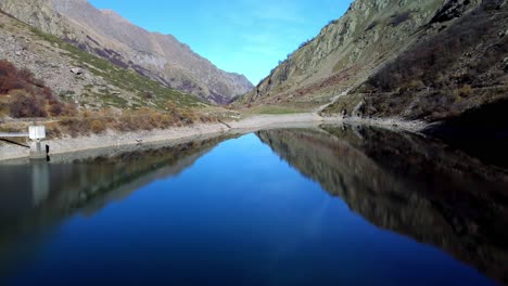 Crystal-Clear-Water-Of-Lago-della-Rovina-With-Mountains-Background,-Italy