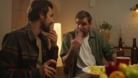 amigos teniendo una reunión casual