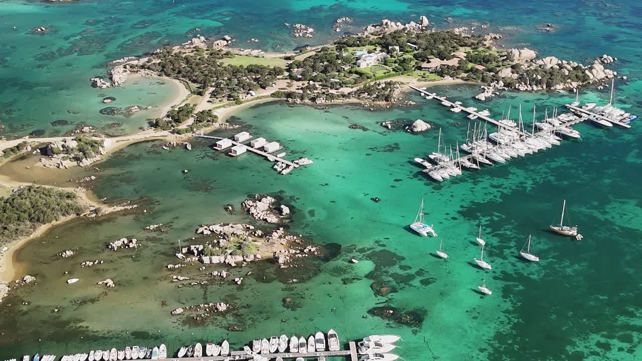 Costa della Sardegna con barche e acqua cristallina durante il giorno