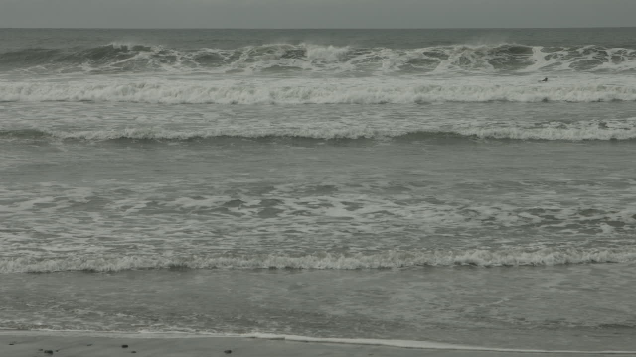 캘리포니아 오션사이드 해변의 해변에 파도가 부히고