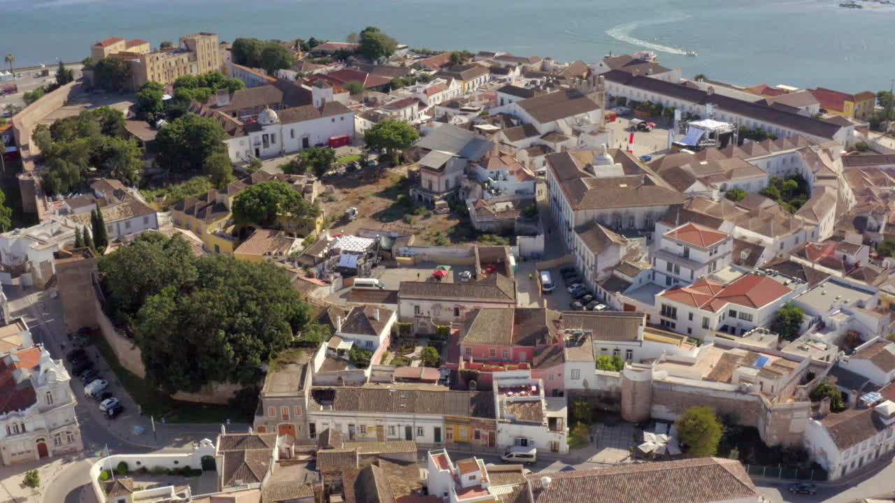 Orbita aerea su Faro, Portogallo, sopra il centro storico e la laguna costiera di Ria Formosa