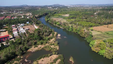 toma aérea cinematográfica de un puente colgante de madera colgado sobre un río