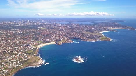 Toma-Aérea-De-Una-De-Las-Playas-De-Sydney-Desde-Un-Helicóptero-Por-La-Mañana