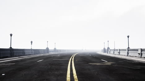 Beleuchtete-Leere-Straßenbrücke-Im-Nebel