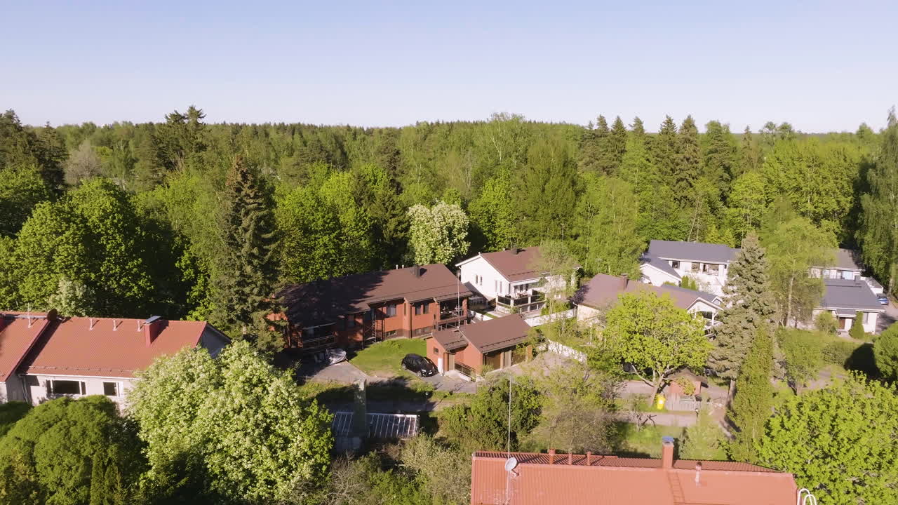 家と森のある住宅地の空中写真