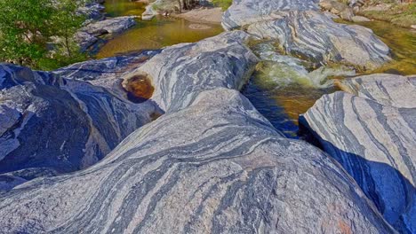 Amanecer-Dorado-Sobre-El-Arroyo-Sabino-Que-Fluye-A-Través-De-Rocas-De-Mármol-En-El-Cañón-Sabino