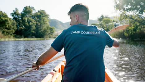 lago, campamento y hombre en kayak desde atrás