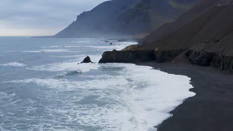 Fliegen-Durch-Die-Wunderschöne-Küste-Des-Schwarzen-Sandstrandes-In-Island