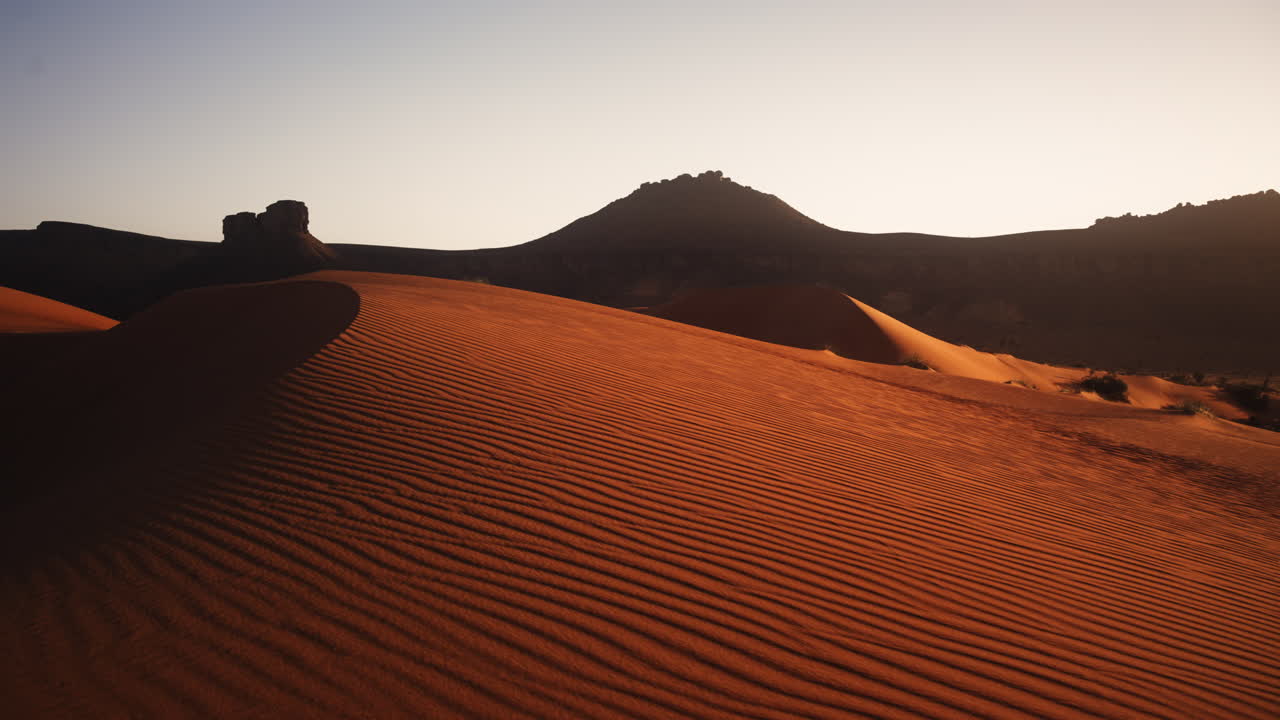 El amanecer sobre las dunas de arena roja