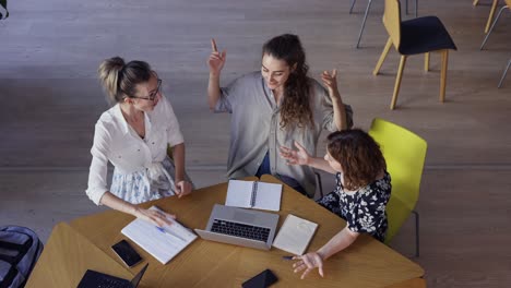 estudiantes discutiendo grandes ideas en la biblioteca, vista de alto ángulo